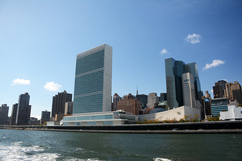 Al fondo, edificio sede de la ONU en Nueva York. Foto: Pixabay