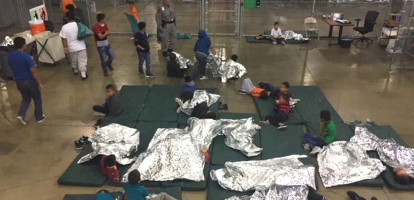 NIños separados de sus padres duermen solos en una jaula cerca de la frontera entre México y Estados Unidos. Foto: Servicio de Aduanas y Control de Fronteras de EE.UU.