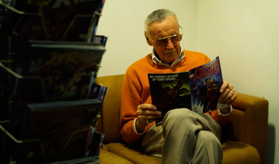 Stan Lee con una copia del cómic The Avengers