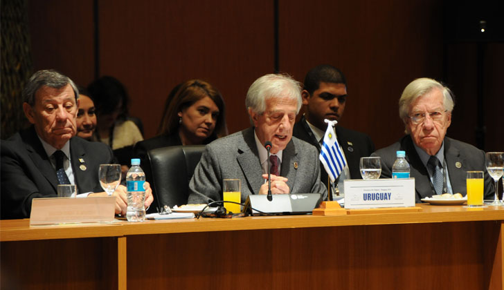 Rodolfo Nin Novoa, Tabaré Vázquez y Danilo Astori en la 52° Cumbre del MERCOSUR. Foto: Presidencia de la República. 