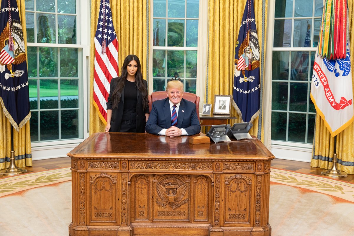 Donald Trump reunido con la modelo mediática Kim Kardashian en el Salón Oval. Foto: Twitter/RealDonaldTrump