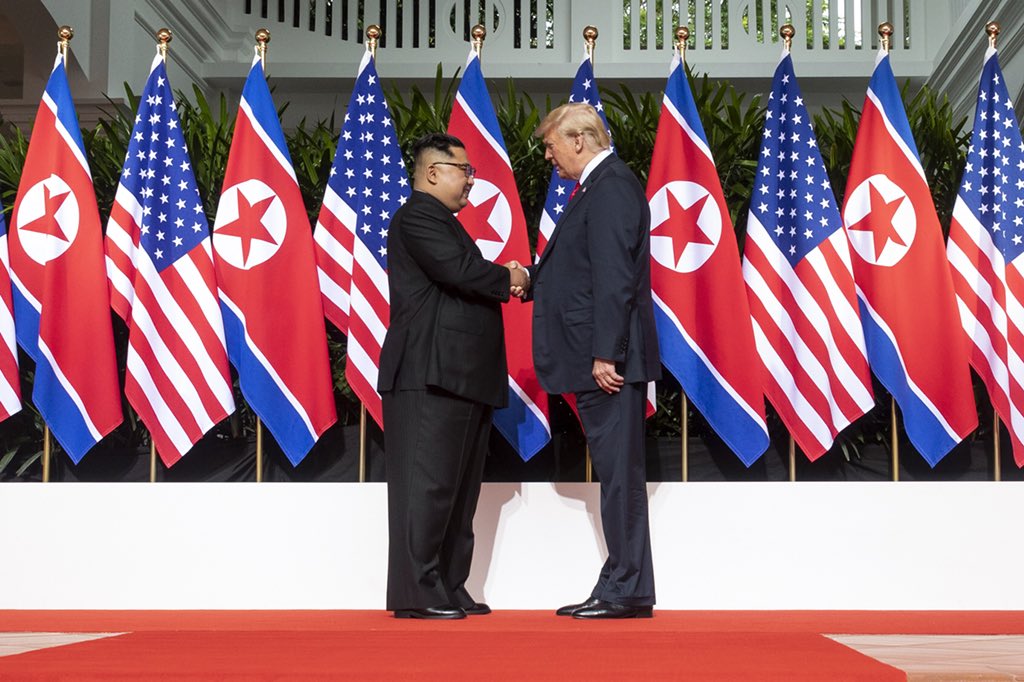 Momento en que Kim Jong-un y Donald Trump se estrellan la mano en la reciente cumbre en Singapur. Foto: Twitter/RealDonaldTrump