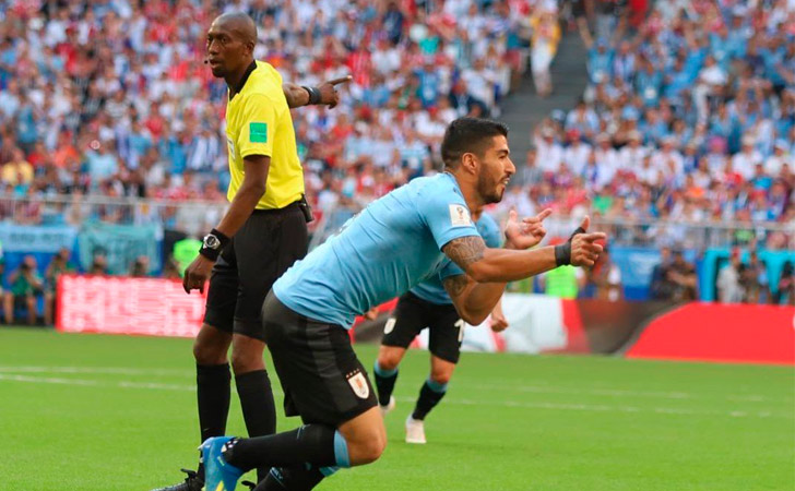 Luis Suárez festeja el primer gol de Uruguay frente a Rusia / Foto: @Uruguay