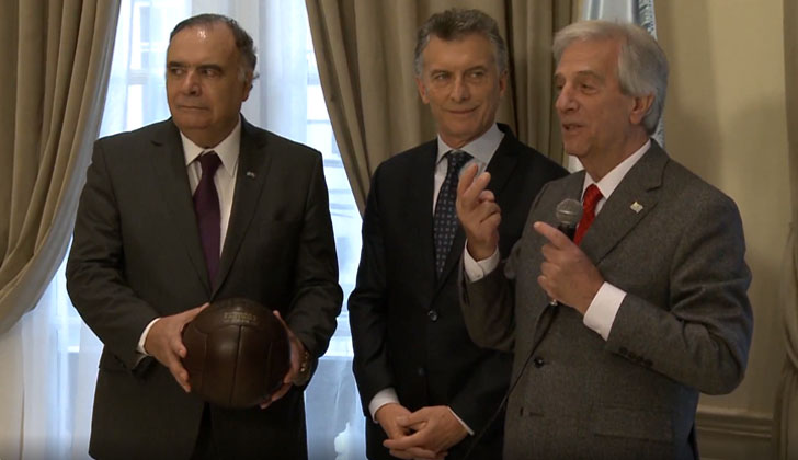 Embajador de Uruguay en Argentina, Héctor Lescano; presidente Mauricio Macri y presidente Tabaré Vázquez.