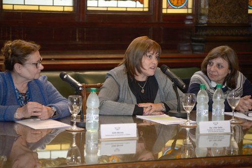 Mesa de autoridades: Edith Moraes, Lilián Galán y Ana Olivera.