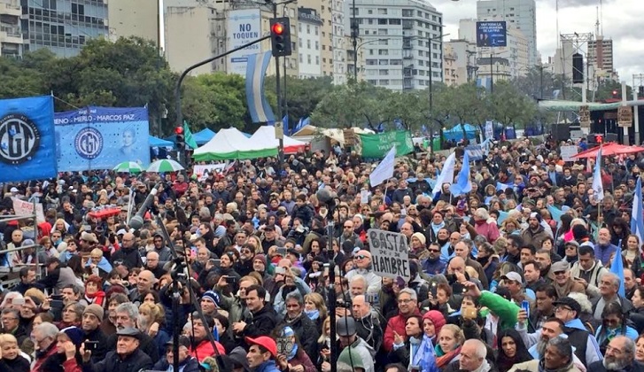 "La patria no se rinde", argentinos celebran el Día de la Independencia Día de la Independencia con críticas a las políticas económicas de Macri.