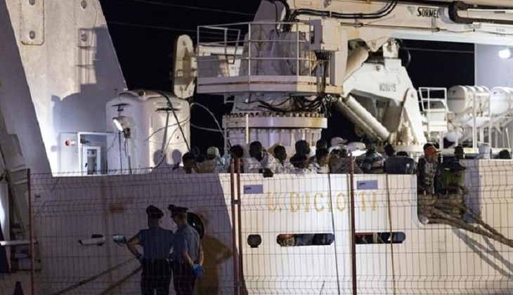 Italia pide a la UE que se reparta a 450 inmigrantes rescatados del Mediterráneo