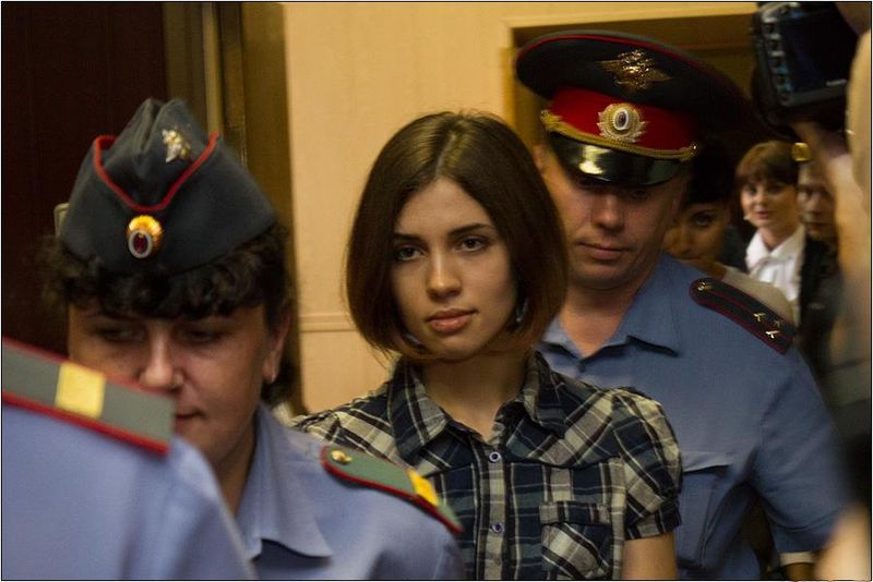 Nadezhda Tolokonnikova de la banda Pussy Riot al momento de su arresto en 2012. Foto: Wikimedia Commons 