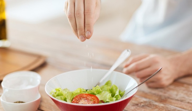 Cuatro beneficios para la salud de usar poca sal en la cocina 