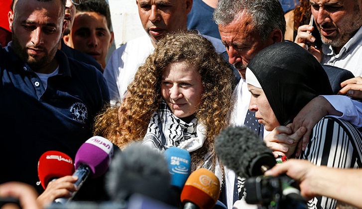 Tras 8 meses de prisión fue liberada Ahed Tamimi, la joven icono de la resistencia palestina.