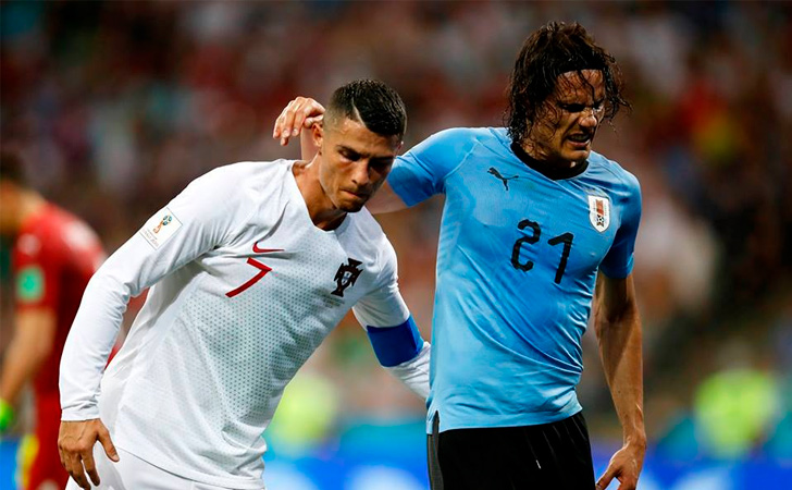 Cristiano Ronaldo ayuda a Edinson Cavani a salir del campo de juego 