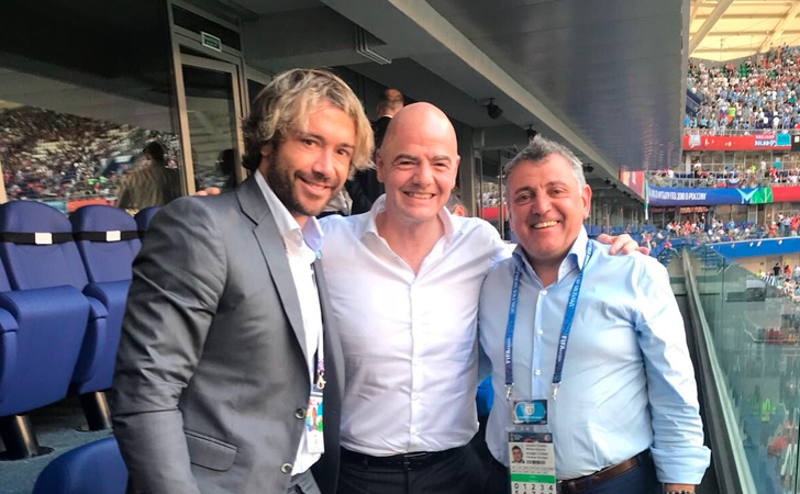 Diego Lugano junto a Infantino (Presidente FIFA) y Wilmar Valdez (Presidente AUF) / Foto: @DiegoLugano