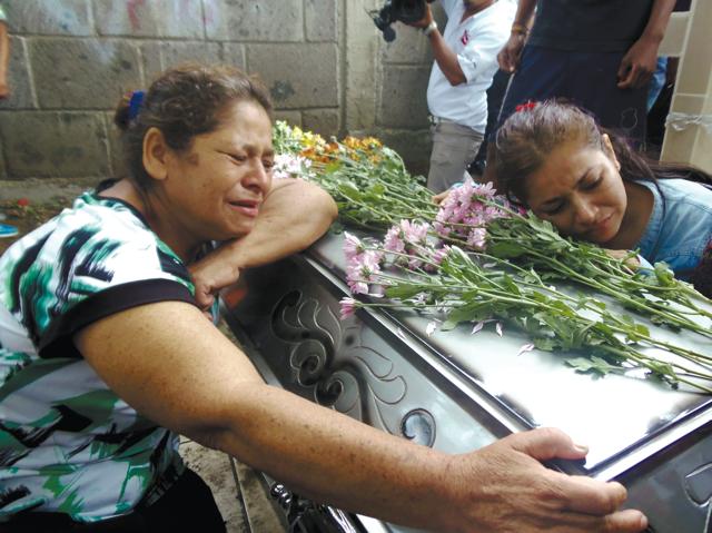 Familiares lloran el asesinato de una mujer asesinada a manos de su pareja en Nicaragua. Foto cortesía de La Prensa de Nicaragua. 