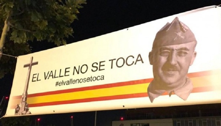 Sede del PSOE aparece empapelada con carteles franquistas ante el anuncio la exhumación de los restos del dictador,