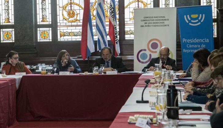 Presidencia del Consejo Consultivo de los Derechos del Niño y Adolescente, Ana Olivera, y el presidente de la Cámara de Representantes, Jorge Gandini. Foto: Parlamento.