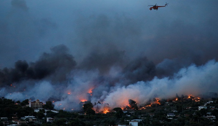 Grecia declara estado de emergencia por incontrolables incendios en Atenas.