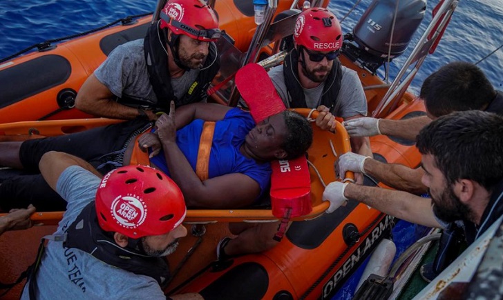 ONG española denuncia abandono de migrantes en el Mediterráneo.