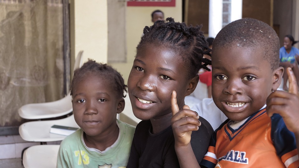 NIños sonríen para la foto en un orfanato en Puerto Príncipe, Haití. Foto: Pixabay
