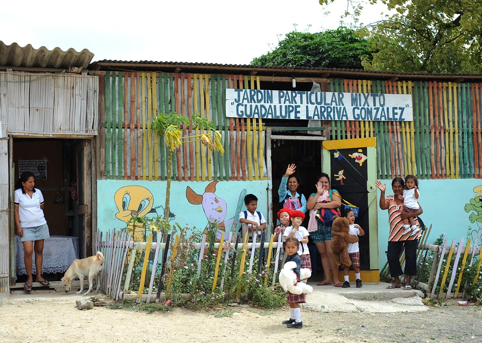 Jardín de infantes en un barrio carenciado de Manta, Ecuador. Foto: Pixabay.