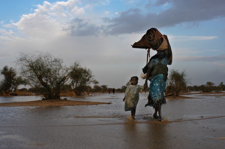 refugiados sudaneses de la región de Darfur en Bahai, Chad. La primera lluvia de la temporada inundó los refugios temporales de refugiados. Foto: ACNUR / H. Caux