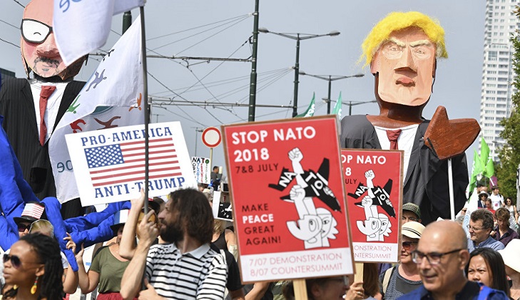 Protestas en Bruselas contra Trump y la OTAN: "Haz la paz grande de nuevo"
