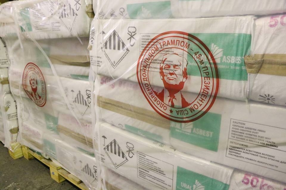 Una imagen de amianto envuelto con la cara de Donald Trump fue publicada en la página de Facebook de una empresa rusa de asbesto en junio. Foto: ОАО "Ураласбест" / Facebook