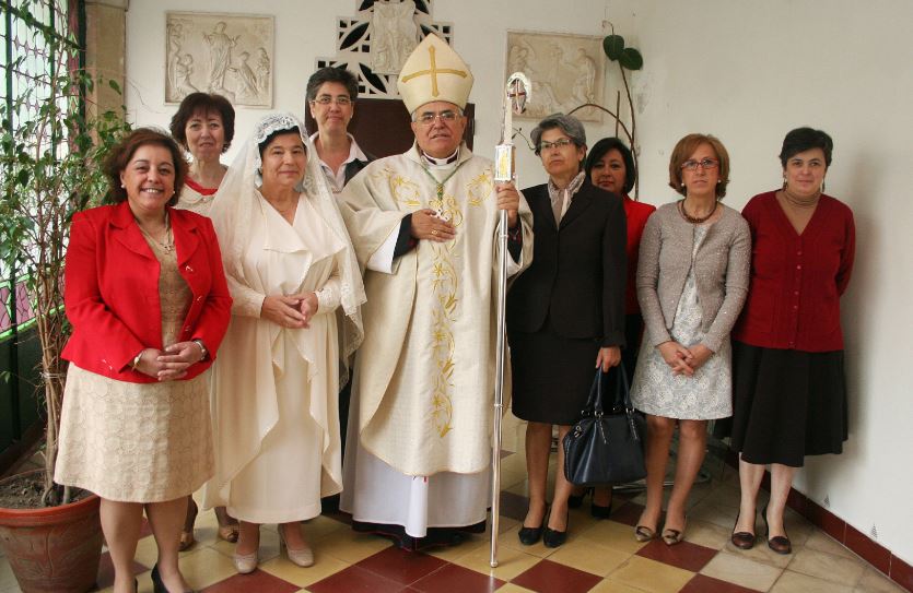 Un grupo de vírgenes consagradas con el obispo de Córdoba, España. Foto: Archivo / Diócesis de Córdoba