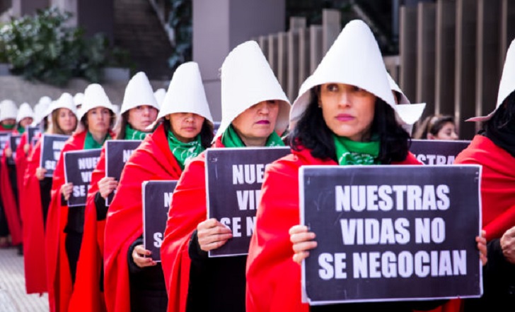 Intervención inspirada en “El cuento de la Criada” por el Aborto Legal en Argentina . Foto: Lavaca-mu.