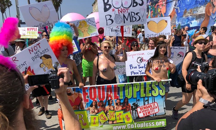 Cientos de mujeres marchan en topless contra el machismo de EE.UU.