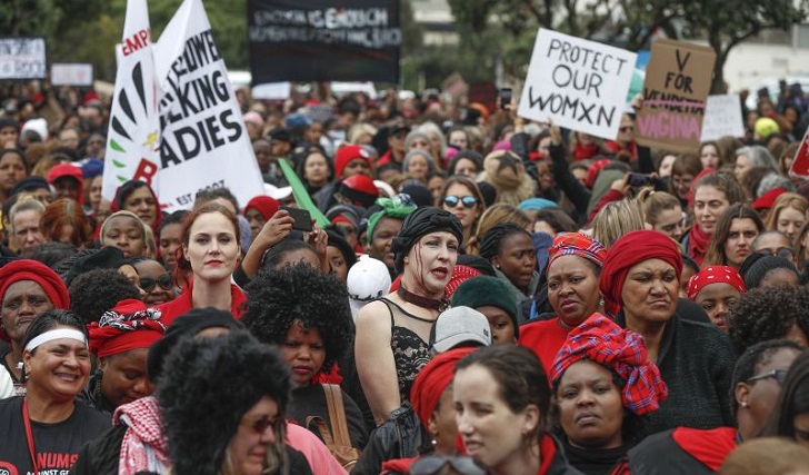 Miles de mujeres se manifestaron en Sudáfrica contra la violencia de género.