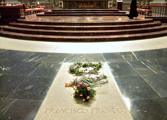 Lápida de Francisco Franco. Sus restos están dentro del monumento del Valle de los Caídos. Foto: InfoVaticana. 