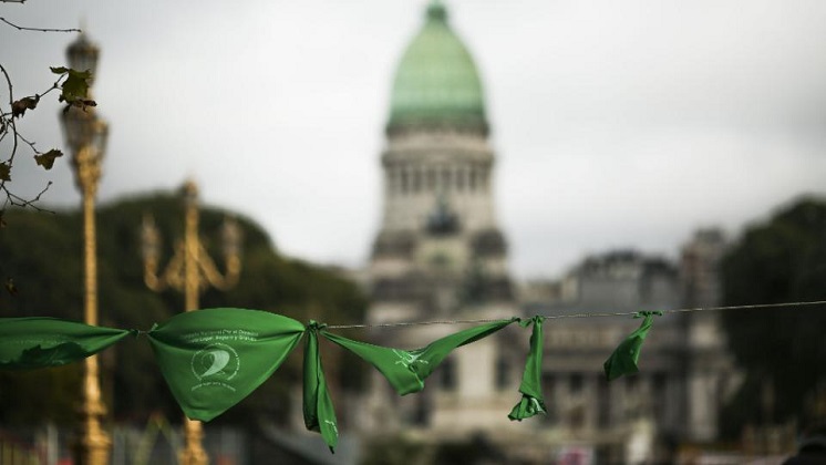 Los "pañuelos verdes" se han vuelto una insignia por la despenalización del aborto en el mundo. Foto de archivo