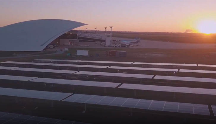 Vista aérea del aeropuerto y paneles fotovoltaicos.