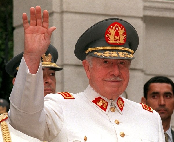 Pinochet celebrando su cumpleaños 82, el 25 de noviembre de 1997. Foto de archivo