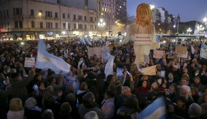 CFK autorizó los allanamientos en sus propiedades tras la manifestación que pidió su desafuero