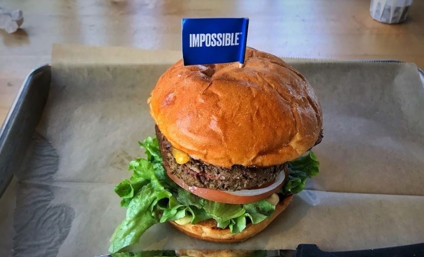 La famosa hamburguesa de la marca "Impossible Meat", que simula ser carne real pero es totalmente vegana.