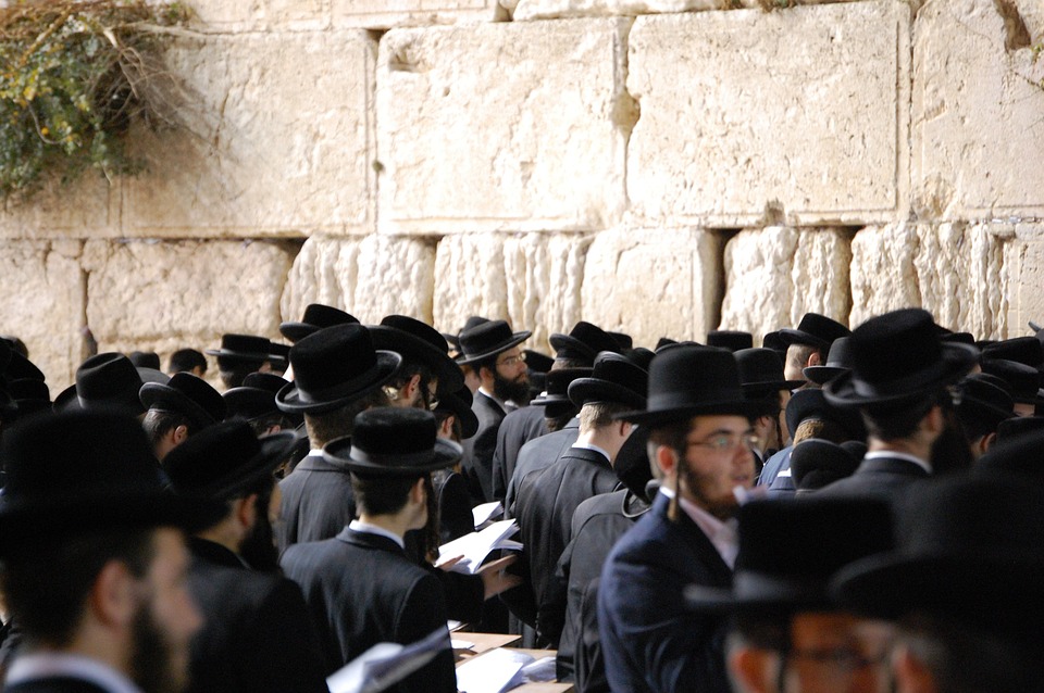 Judíos jasídicos rezan y se lamentan frente al reconocido Muro de los Lamentos, en Jerusalén. Foto: Pixabay