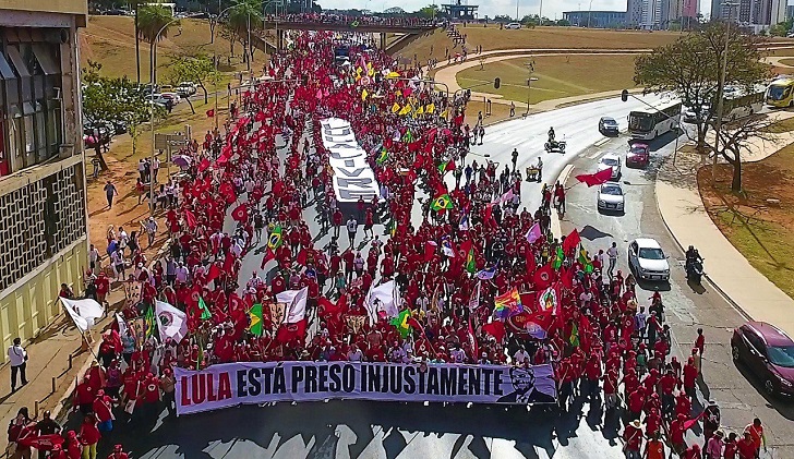 Junto a una multitud el PT registró la candidatura de Lula ante el Tribunal Electoral