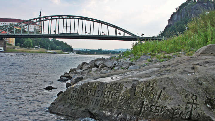 Una piedra del hambre en el río Elba, República Checa. Foto: Wikimedia Commons 
