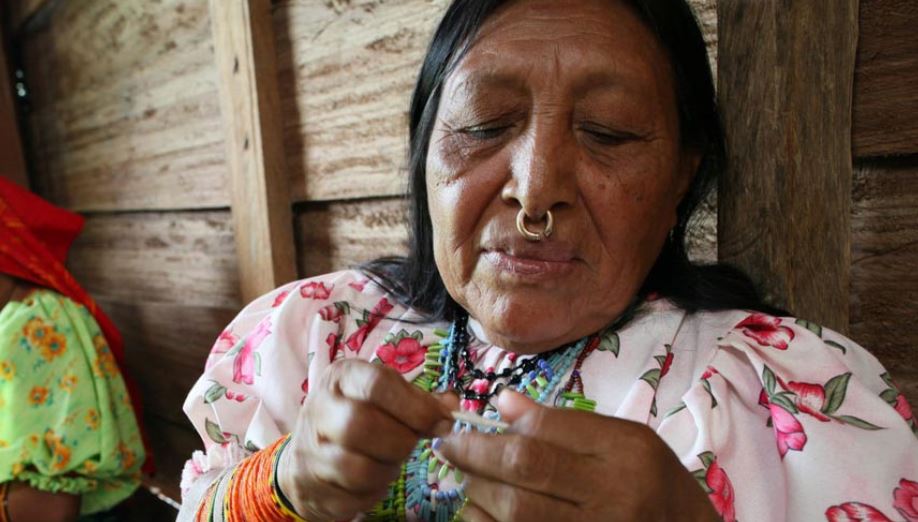 Estas mujeres indígenas de Tule en la región colombiana del Chocó preparan algodón para usarlo en la fabricación de ropa y material tradicional. Han vivido exiliados de su tierra por grupos armados y delincuencia. Foto: ACNUR / B. Heger