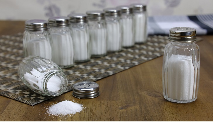 Beneficios para la salud de usar poca sal en las comidas.