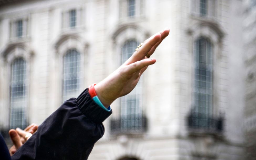Una persona no identificada hace el saludo nazi. Foto: flickr.com/lewishamdreamer