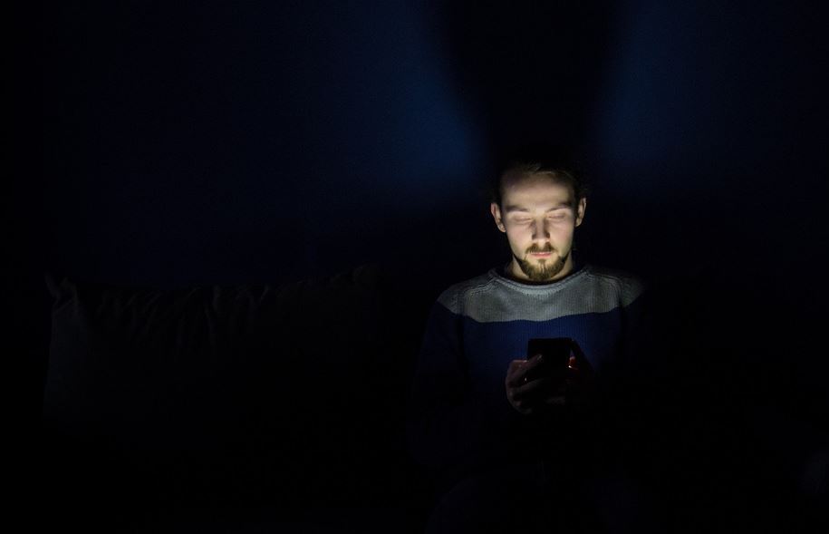 Usar el celular por la noche es más perjudicial para la salud visual. Foto: Pixabay