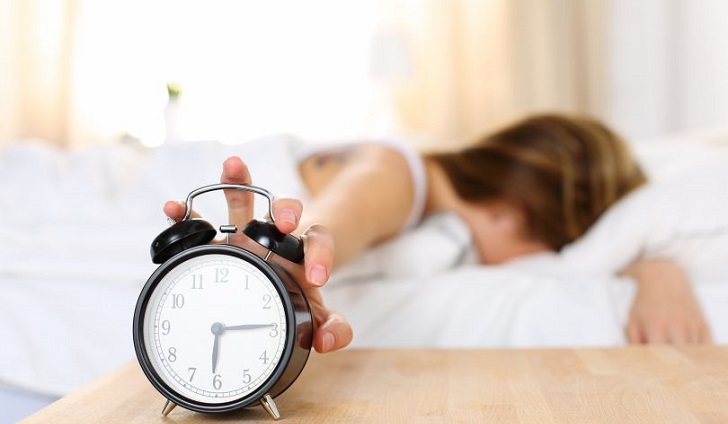 Estudio: Dormir poco puede afectar tu vida social.