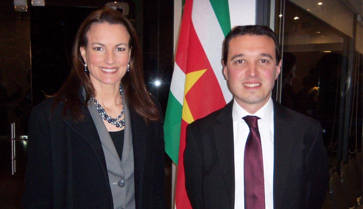 Karina Dalmas y el Cónsul General Nelson Simatovich. 