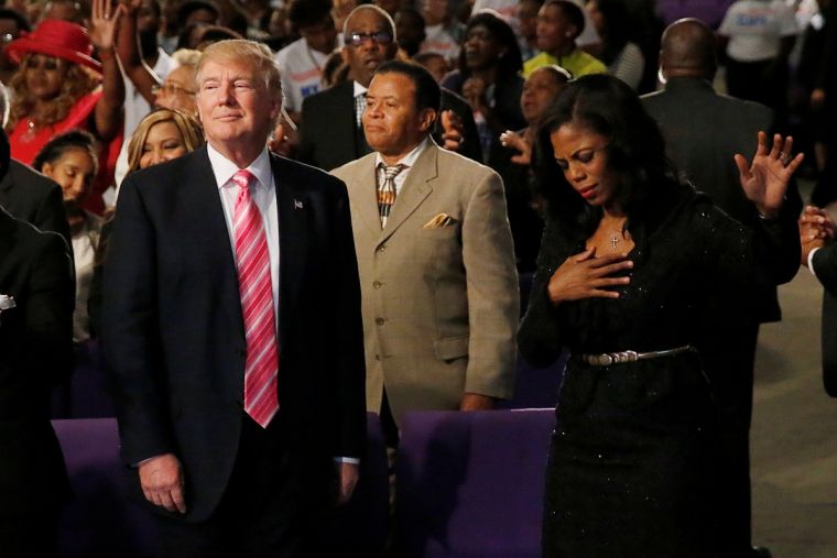 Omarosa Manigault y Donald Trump en una iglesia evangélica en Detroit durante campaña electoral. Foto: christiantoday.com