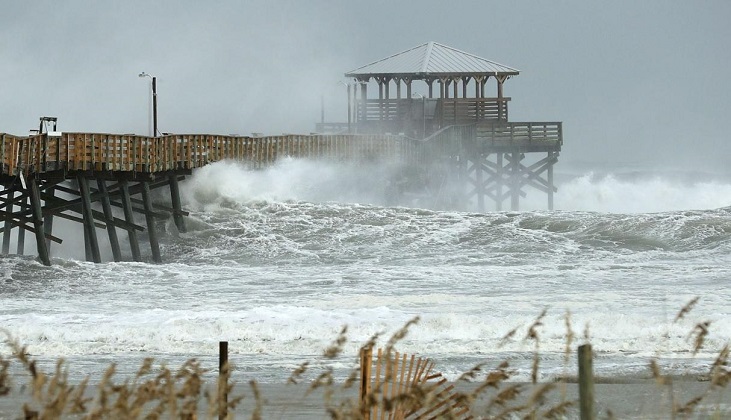 El huracán Florence comienza a azotar la costa de EE.UU..