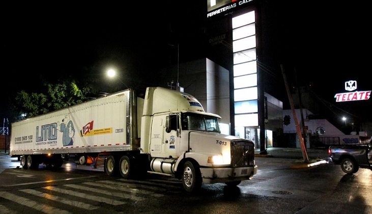Camiones utilizados como morgues para guardar cadáveres indignan a México .