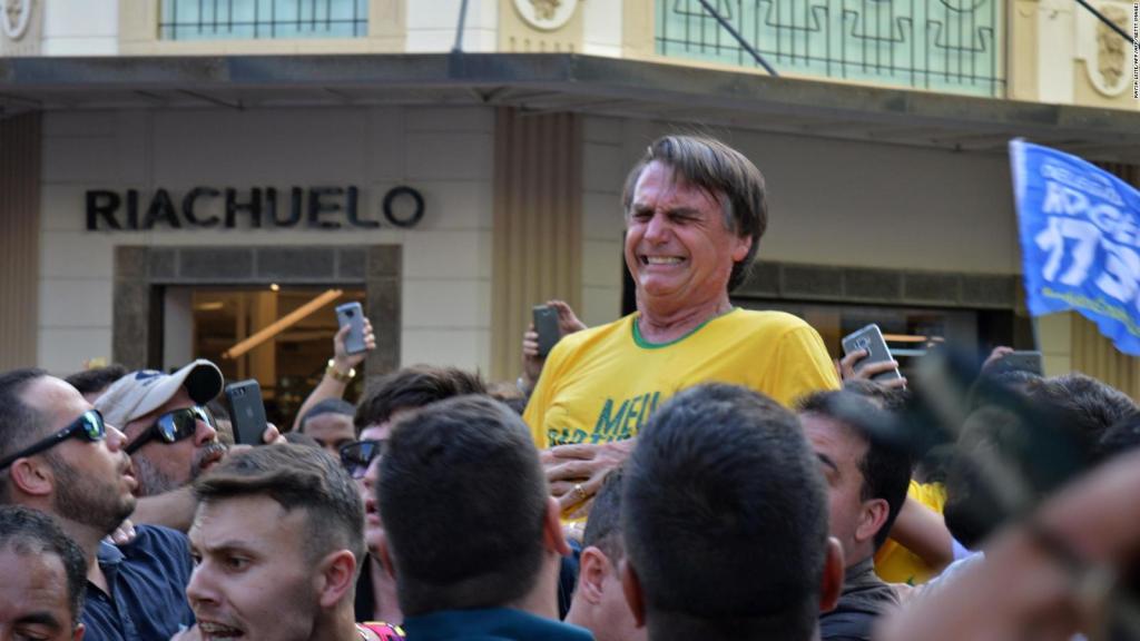 Momento en que Jair Bolsonaro, el candidato ultra derechista brasileño, recibe una cuchillada en medio de un mitin. Foto: Twiter