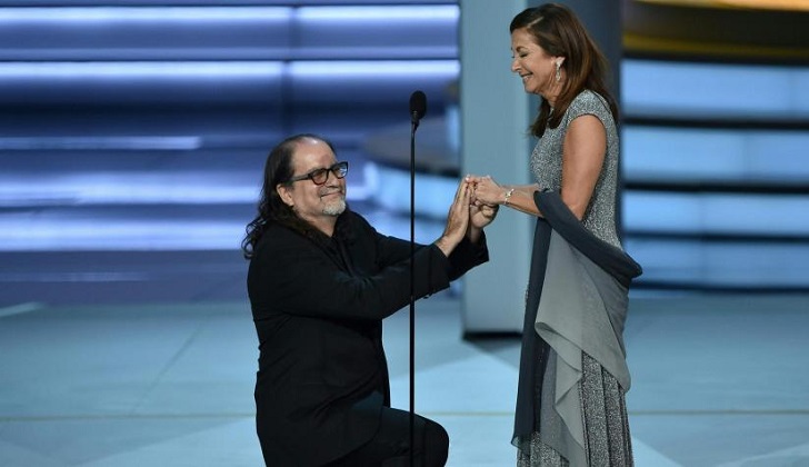 El director Glenn Weiss pide matrimonio a su novia en los Premios Emmy